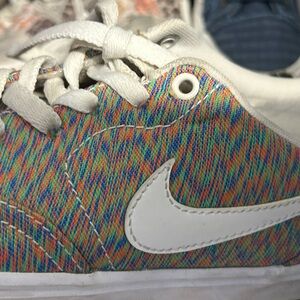 Women’s Nike sz 8 sneakers- like new, smoke free home